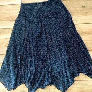 Skirt with scalloped edges. Super fashionable